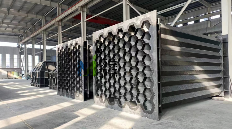 氰尿酸煙氣濕電除塵器陽(yáng)極管及氣室制作完畢